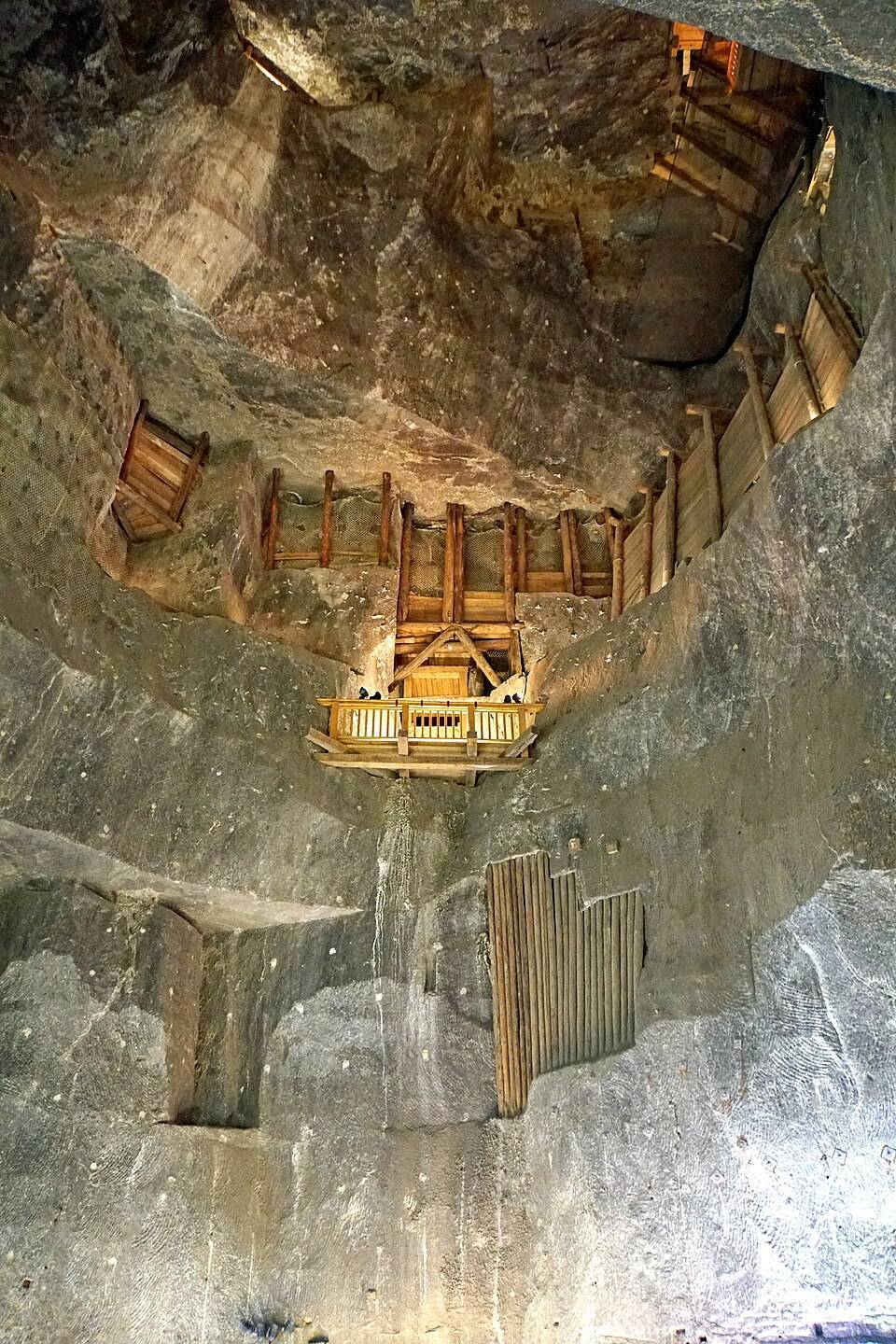 Komora Stanisława Staszice v solném dole Wieliczka s dřevěnou výztuží z modřínu