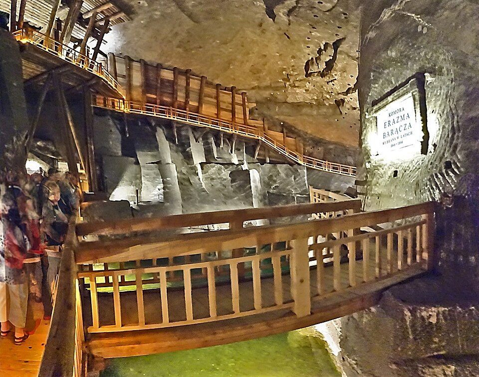 Podzemní solné jezero v dole Wieliczka zrcadlící klenbu komory