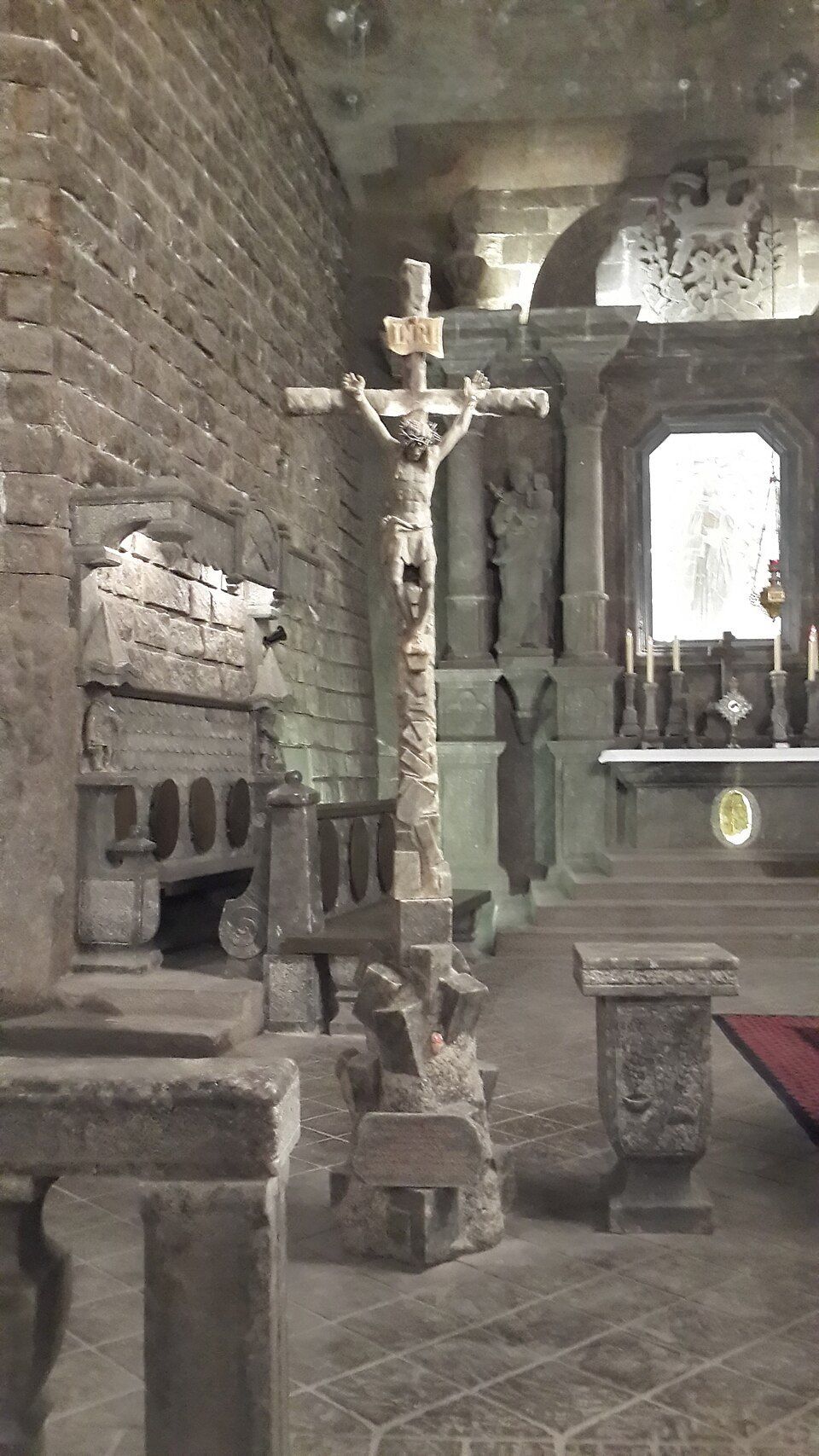 Kříž vytesaný ze soli v kapli svaté Kingy v dole Wieliczka